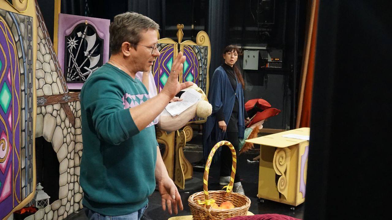 Брянский областной театр кукол делиться с нами яркими моментами репетиций предостоящей премьеры спектакля «Мальчик-с-пальчик» Брянский областной театр кукол делиться с нами яркими моментами репетиций предостоящей премьеры спектакля «Мальчик-с-пальчик»