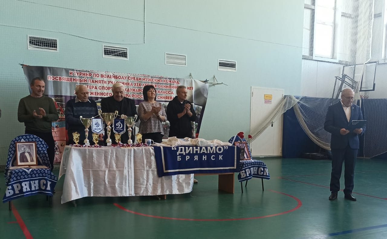 В поселке Комаричи состоялся турнир по волейболу памяти Е.П. Синяева В поселке Комаричи состоялся турнир по волейболу памяти Е.П. Синяева