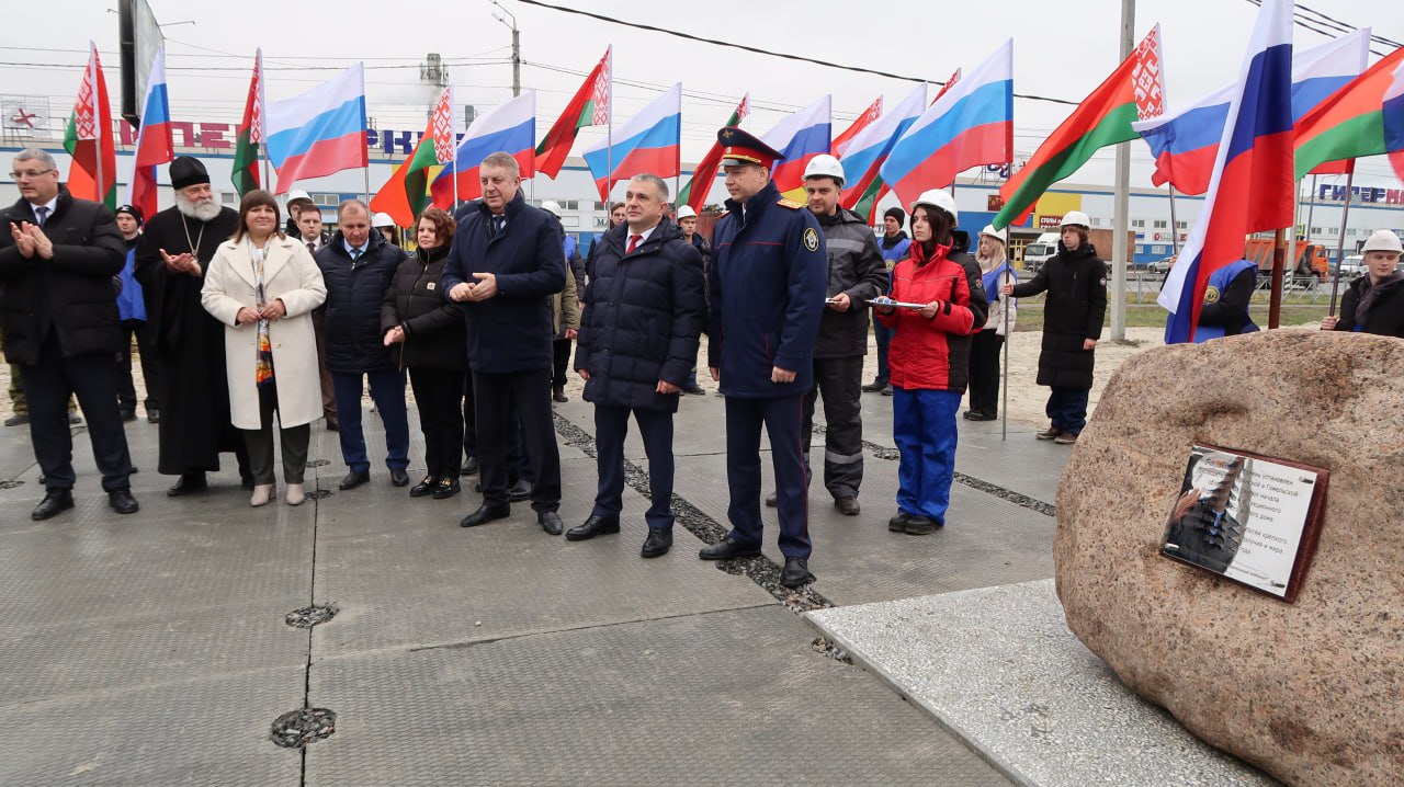 Руководитель следственного управления СК России по Брянской области принял участие в мероприятии по вручению ключей от квартир детям-сиротам Руководитель следственного управления СК России по Брянской области принял участие в мероприятии по вручению ключей от квартир детям-сиротам