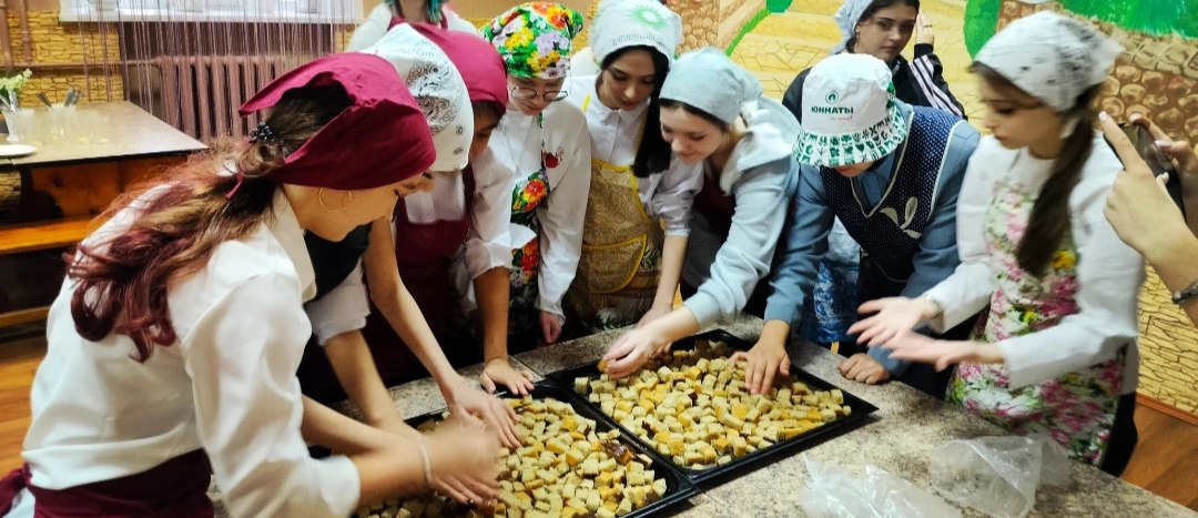 По благословению епископа Клинцовского и Трубчевского Владимира руководитель штаба «К ПОБЕДЕ ВМЕСТЕ» Клинцовской епархии Мария Витальевна Лобач посетила муниципальную бюджетную общеобразовательную школу № 8 г. Клинцы, где...