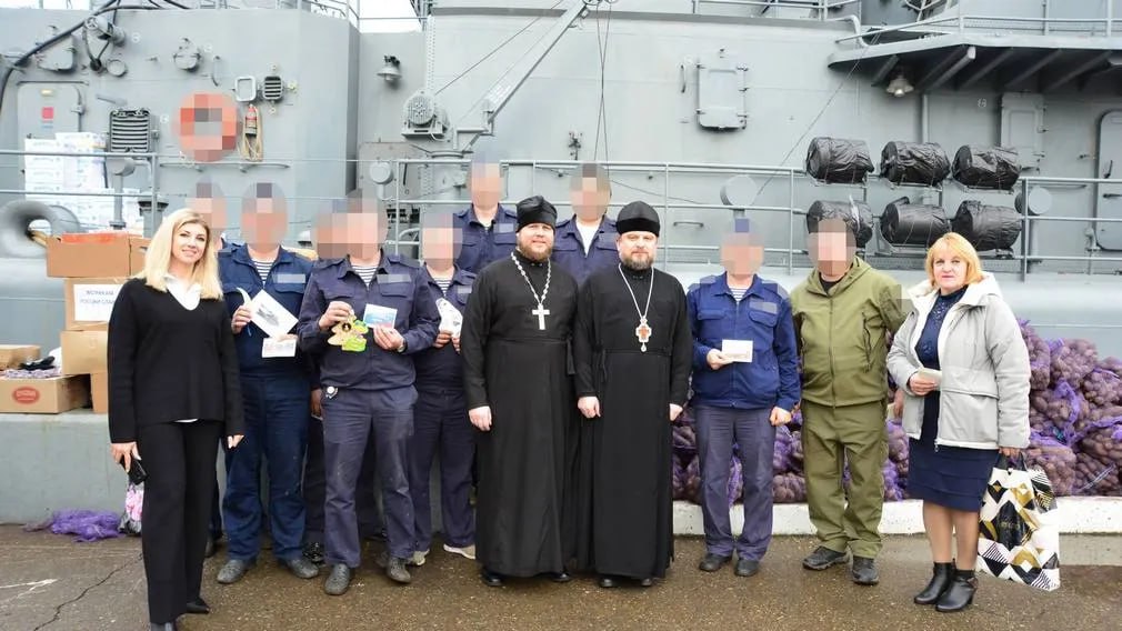 Священнослужители Брянской епархии вместе с волонтерами из Клинцовского района совершили поездку к российским морякам, охраняющим Черноморский бассейн в зоне СВО
