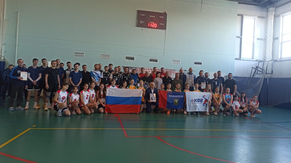 В поселке Комаричи состоялся турнир по волейболу памяти Е.П. Синяева В поселке Комаричи состоялся турнир по волейболу памяти Е.П. Синяева