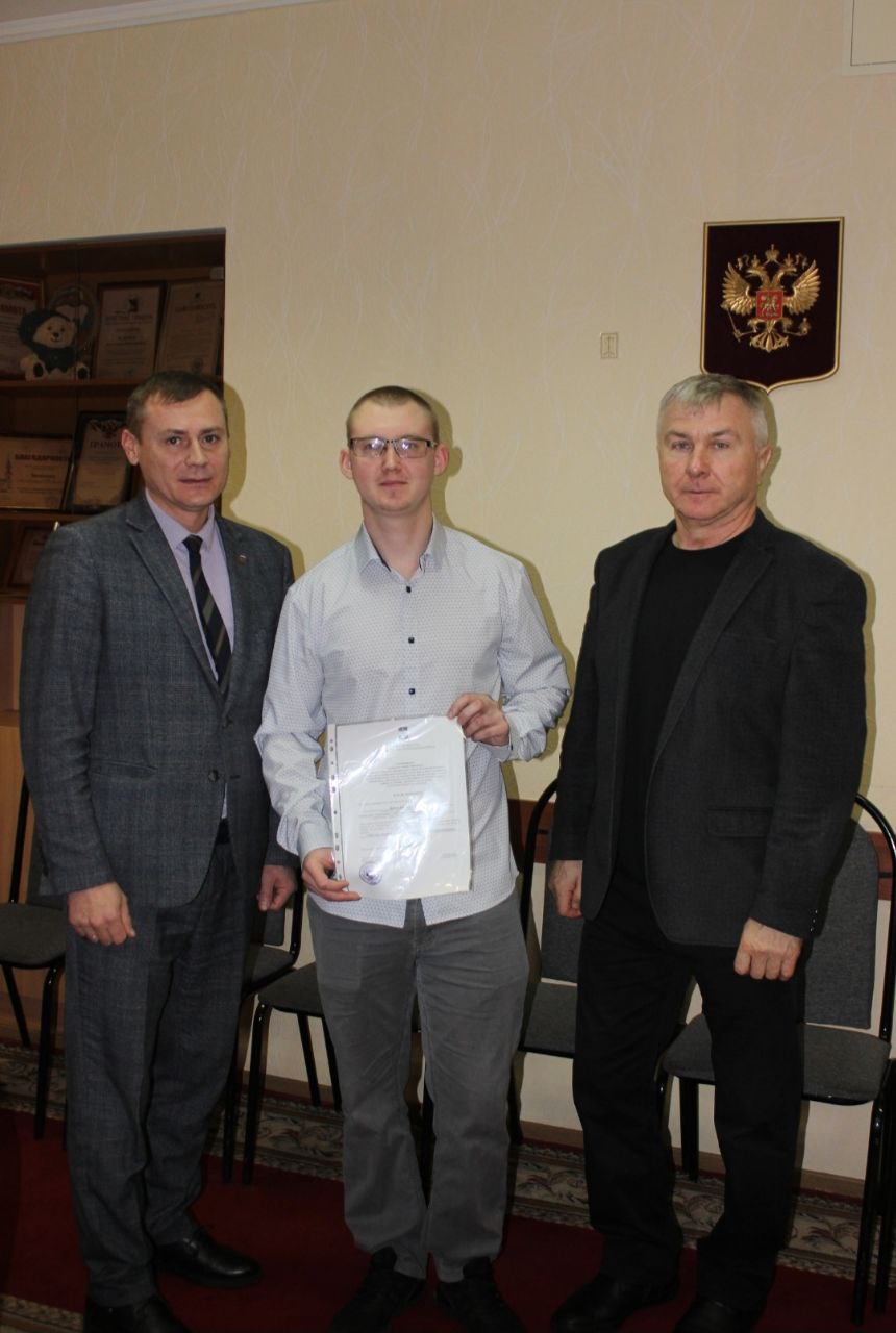 В администрации района состоялось очередное торжественное вручение жилищных сертификатов В администрации района состоялось очередное торжественное вручение жилищных сертификатов