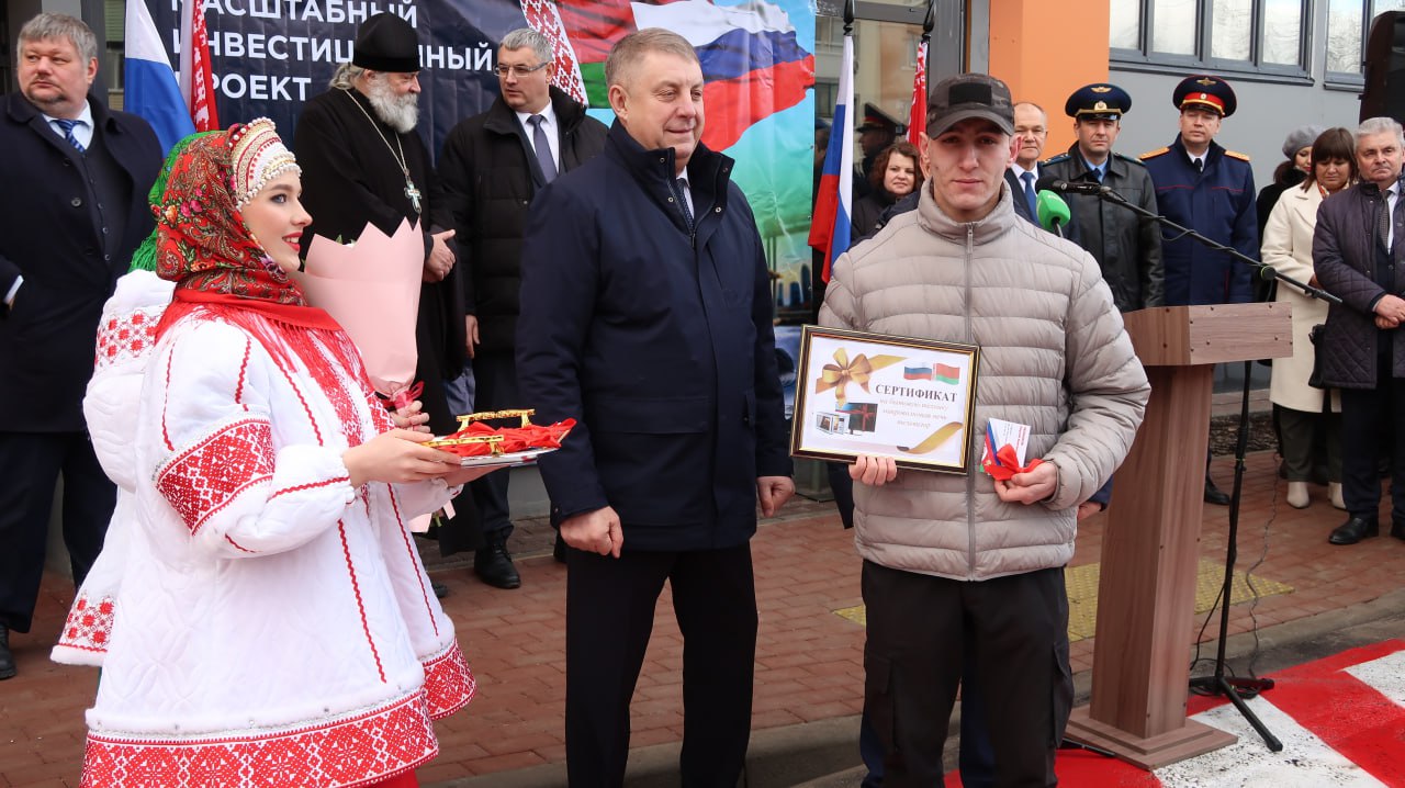 Руководитель следственного управления СК России по Брянской области принял участие в мероприятии по вручению ключей от квартир детям-сиротам Руководитель следственного управления СК России по Брянской области принял участие в мероприятии по вручению ключей от квартир детям-сиротам