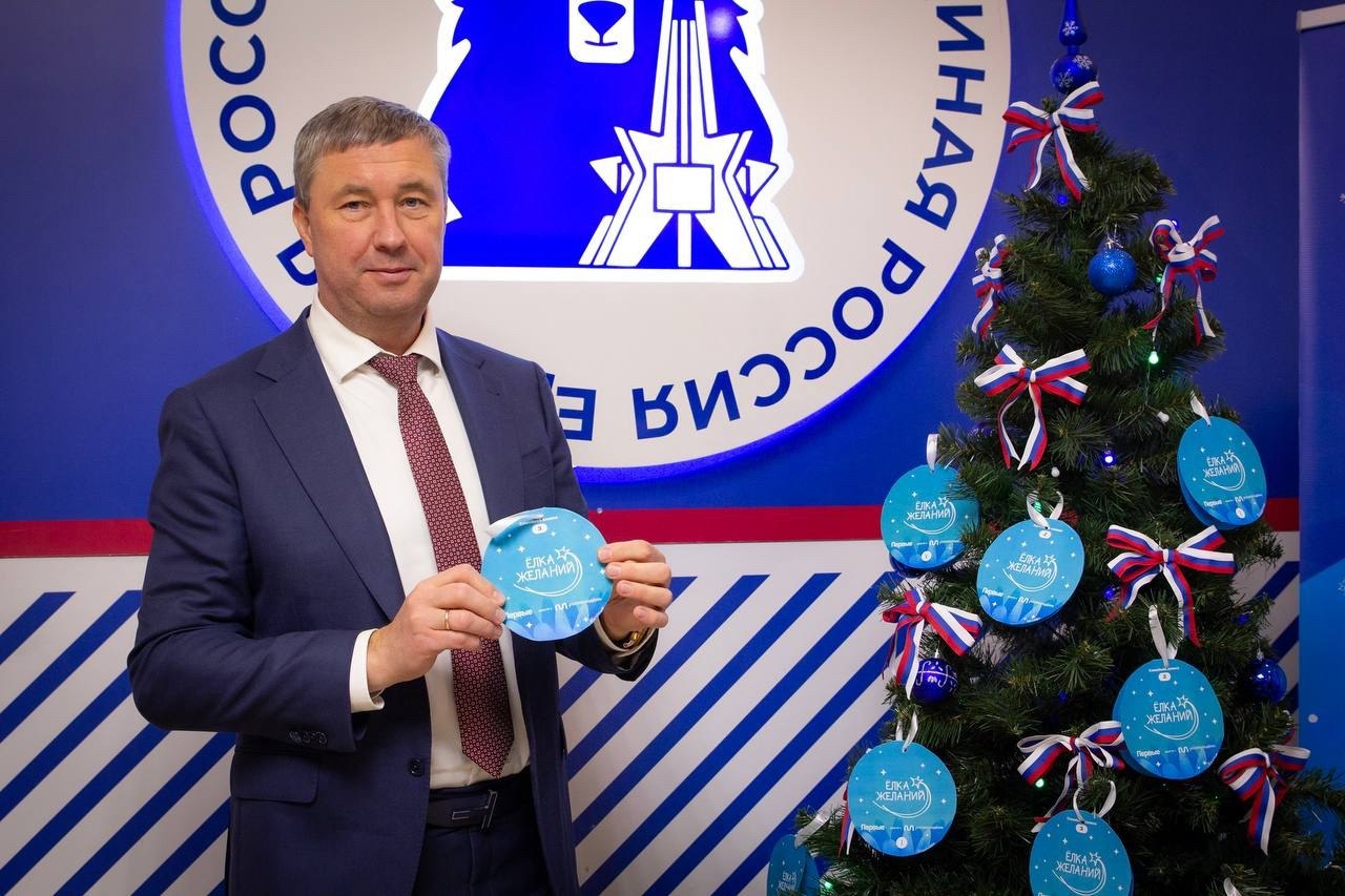 Сегодня в Брянске глава Клинцовской городской администрации Сергей Юрьевич Евтеев принял участие в волшебном событии — ежегодной акции «Ёлка желаний» Сегодня в Брянске глава Клинцовской городской администрации Сергей Юрьевич Евтеев принял участие в волшебном событии — ежегодной акции «Ёлка желаний»