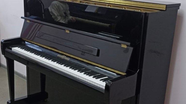 В Севской школе искусств появились два новых современных пианино