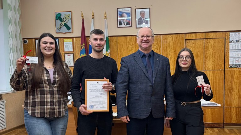 В Новозыбкове детям-сиротам передали ключи от квартир и жилищные сертификаты