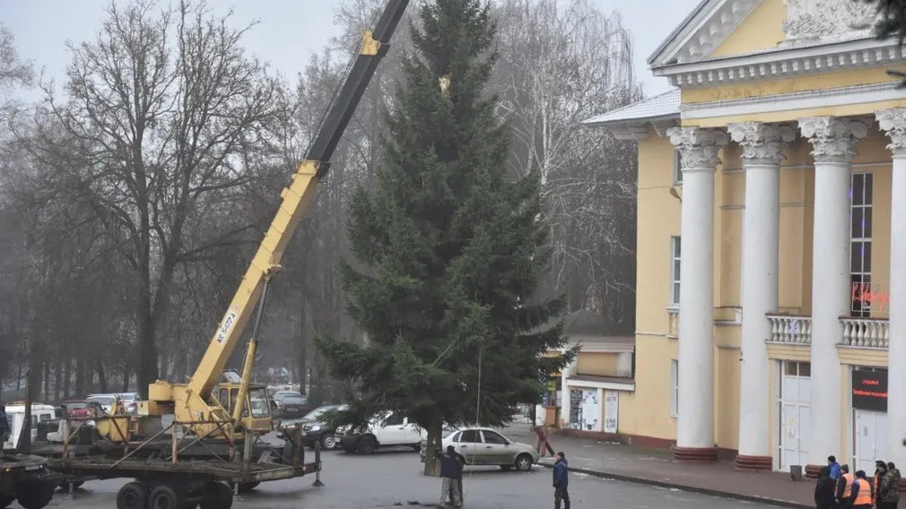 На центральной площади города Дятьково начались работы по установке главного символа праздников – новогодней ёлки