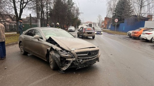 Спасатели ликвидировали последствия ДТП на улице Кромской в Брянске