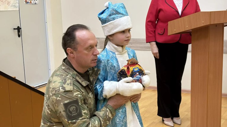 Антошин поздравил 1500 школьников Бежицкого района с Новым годом