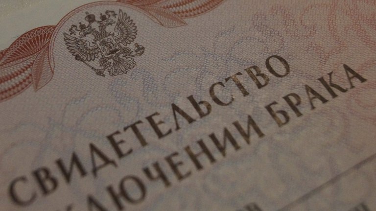 Мглинских работников и ветеранов ЗАГСа поздравили с профессиональным праздником