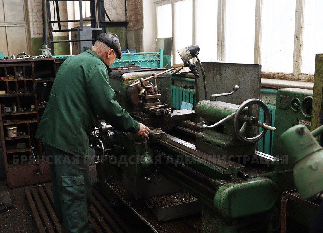 На фото брянской мэрии классический советский токарно-винторезный станок