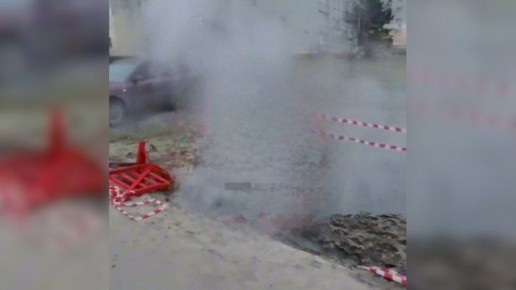 В Брянске на улице Бурова образовался «гейзер»
