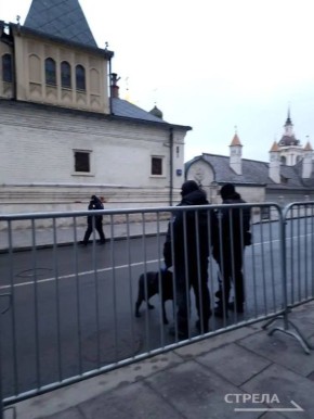 На входе в Гостиный двор с самого утра собралась очередь представителей СМИ