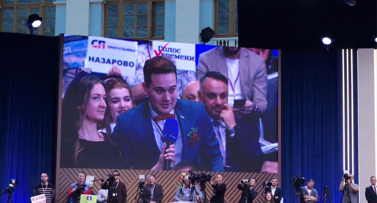 "Олечка, выходи за меня!" - корреспондент из Екатеринбурга сделал предложение своей девушке на прямой линии - пресс-конференции главы государства