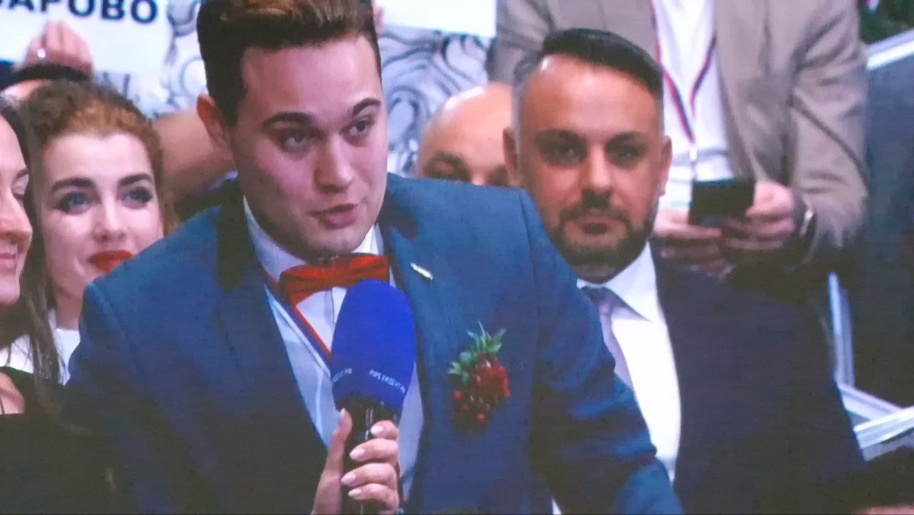 "Олечка, выходи за меня!" - корреспондент из Екатеринбурга сделал предложение своей девушке на прямой линии - пресс-конференции главы государства "Олечка, выходи за меня!" - корреспондент из Екатеринбурга сделал предложение своей девушке на прямой линии - пресс-конференции главы государства