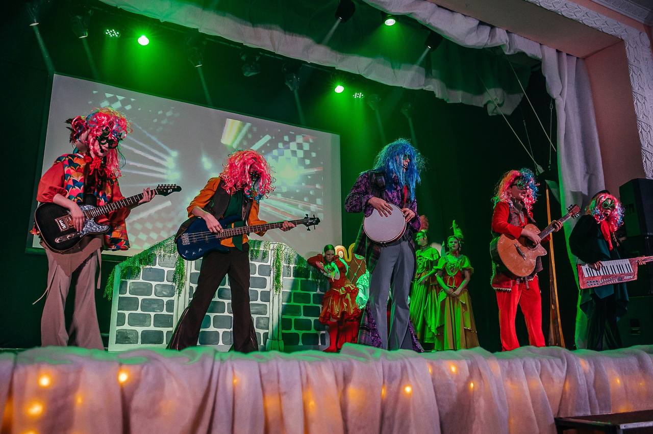 На сцене ГДК им. А. М. Горького состоялась премьера новогоднего спектакля по мотивам сказки братьев Гримм «Бременские музыканты» На сцене ГДК им. А. М. Горького состоялась премьера новогоднего спектакля по мотивам сказки братьев Гримм «Бременские музыканты»