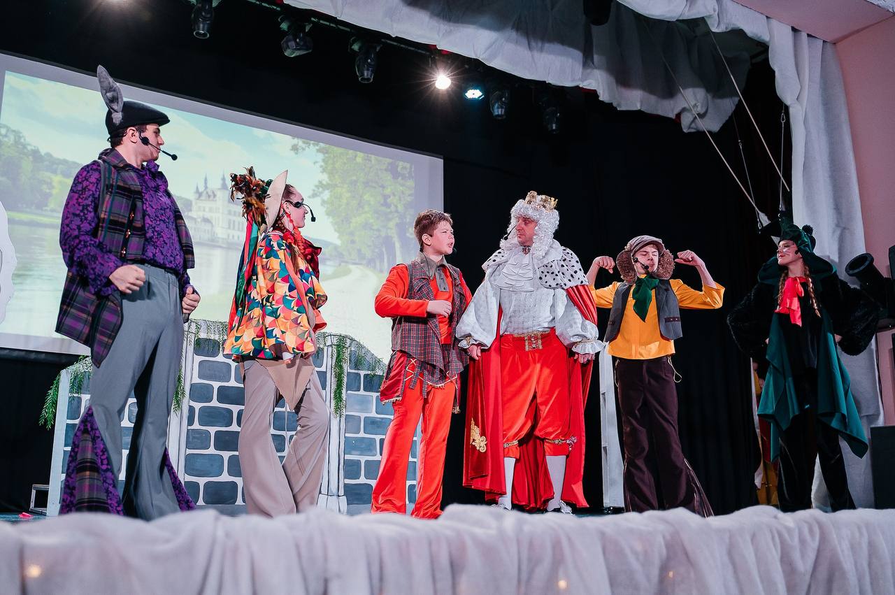 На сцене ГДК им. А. М. Горького состоялась премьера новогоднего спектакля по мотивам сказки братьев Гримм «Бременские музыканты»