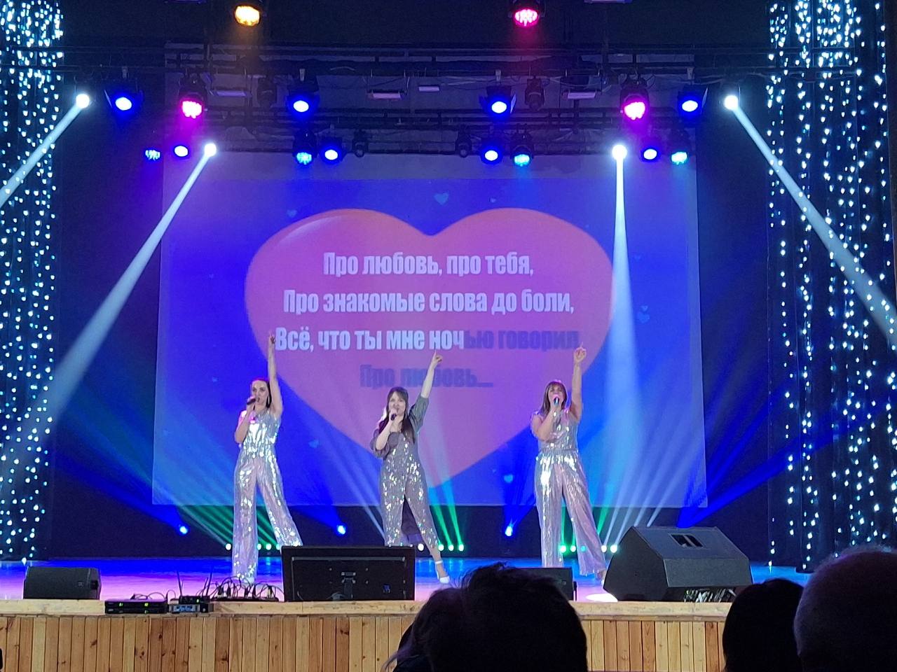 20 декабря в Городском Дворце культуры им. Д. Е. Кравцова состоялся Новогодний караоке-концерт 20 декабря в Городском Дворце культуры им. Д. Е. Кравцова состоялся Новогодний караоке-концерт