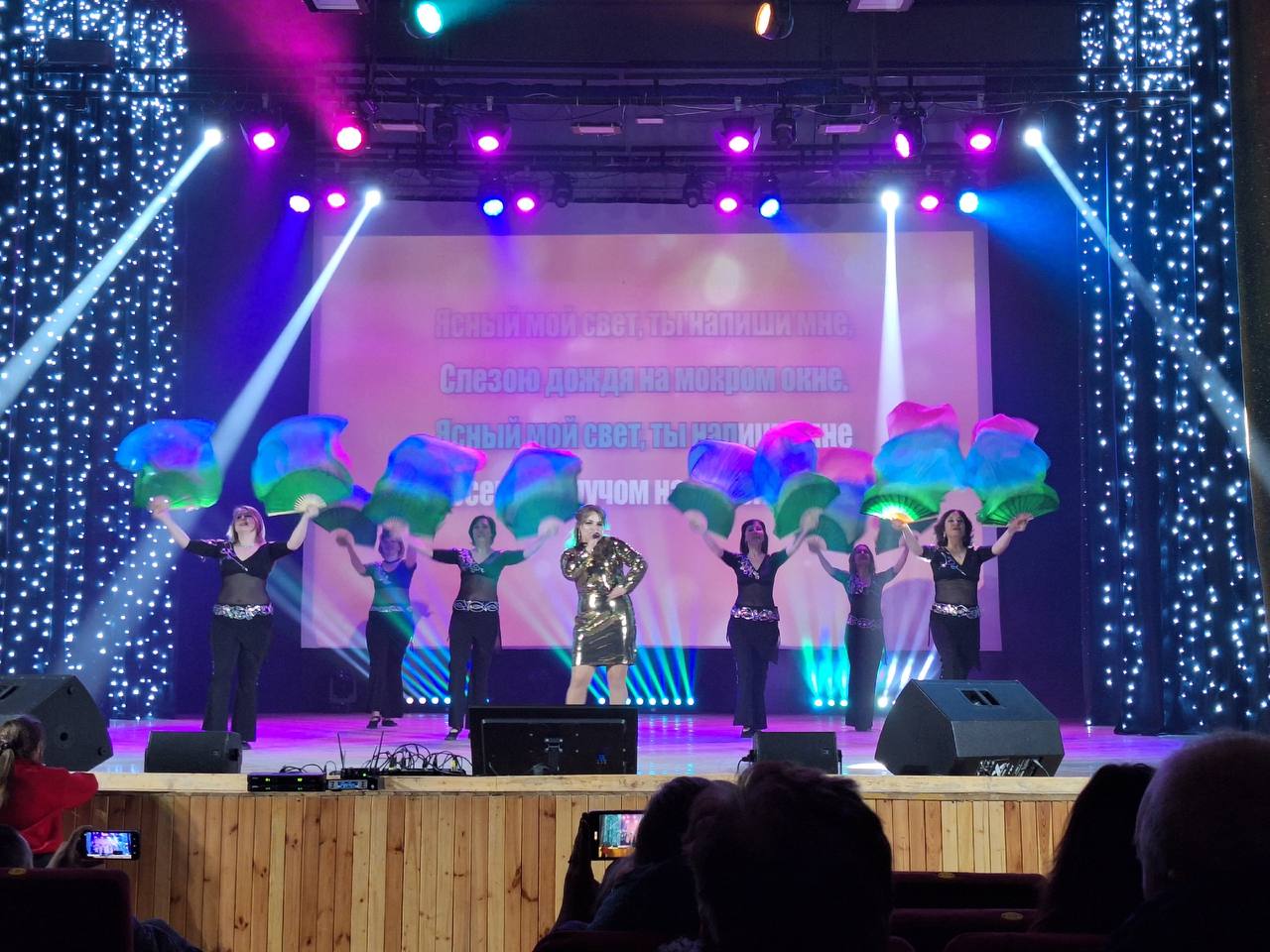 20 декабря в Городском Дворце культуры им. Д. Е. Кравцова состоялся Новогодний караоке-концерт 20 декабря в Городском Дворце культуры им. Д. Е. Кравцова состоялся Новогодний караоке-концерт