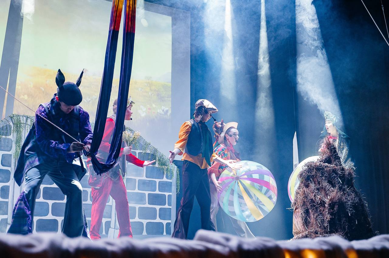 На сцене ГДК им. А. М. Горького состоялась премьера новогоднего спектакля по мотивам сказки братьев Гримм «Бременские музыканты» На сцене ГДК им. А. М. Горького состоялась премьера новогоднего спектакля по мотивам сказки братьев Гримм «Бременские музыканты»