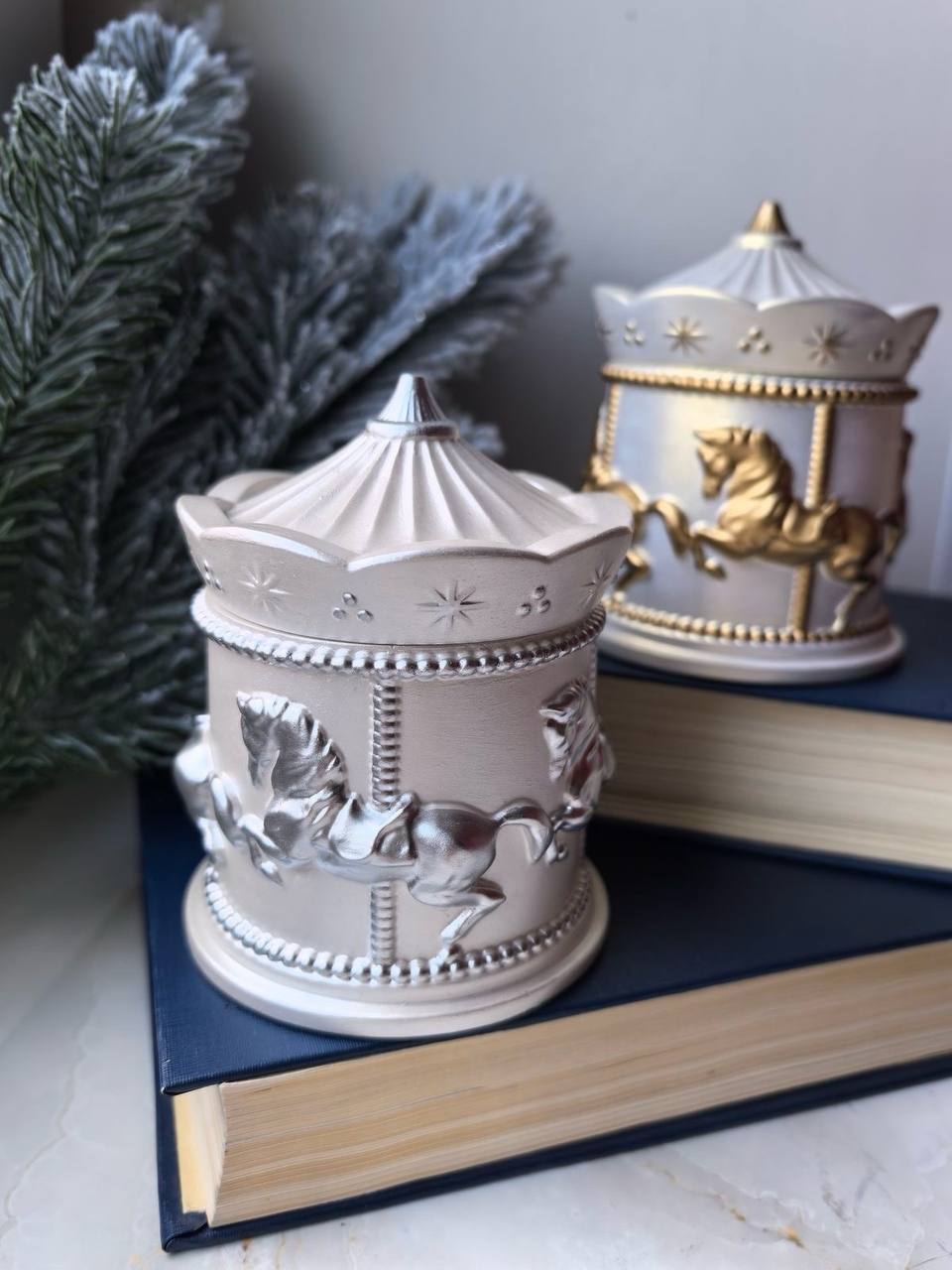 Городской выставочный зал приглашает 28 декабря (вск) в 14:30 на мастер-класс по росписи гипсовой новогодней шкатулки