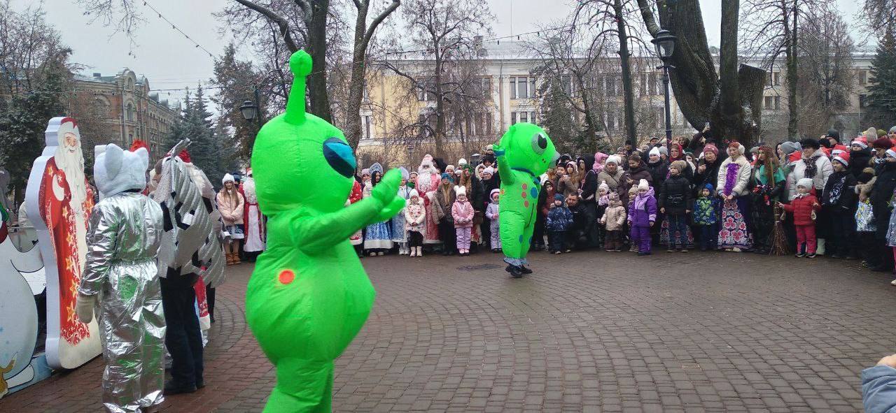 В сквере им. Карла Маркса состоялось торжественное открытие главной городской елки В сквере им. Карла Маркса состоялось торжественное открытие главной городской елки