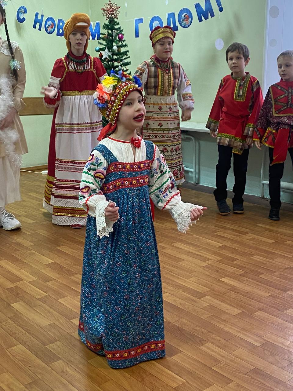 20 декабря состоялся праздничный театрализованный новогодний концерт детского фольклорного ансамбля «Лукошко» (рук 20 декабря состоялся праздничный театрализованный новогодний концерт детского фольклорного ансамбля «Лукошко» (рук