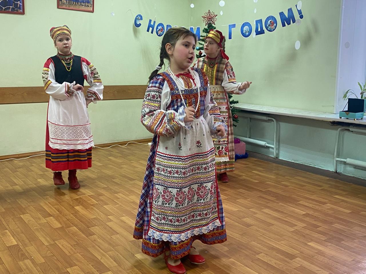 20 декабря состоялся праздничный театрализованный новогодний концерт детского фольклорного ансамбля «Лукошко» (рук 20 декабря состоялся праздничный театрализованный новогодний концерт детского фольклорного ансамбля «Лукошко» (рук