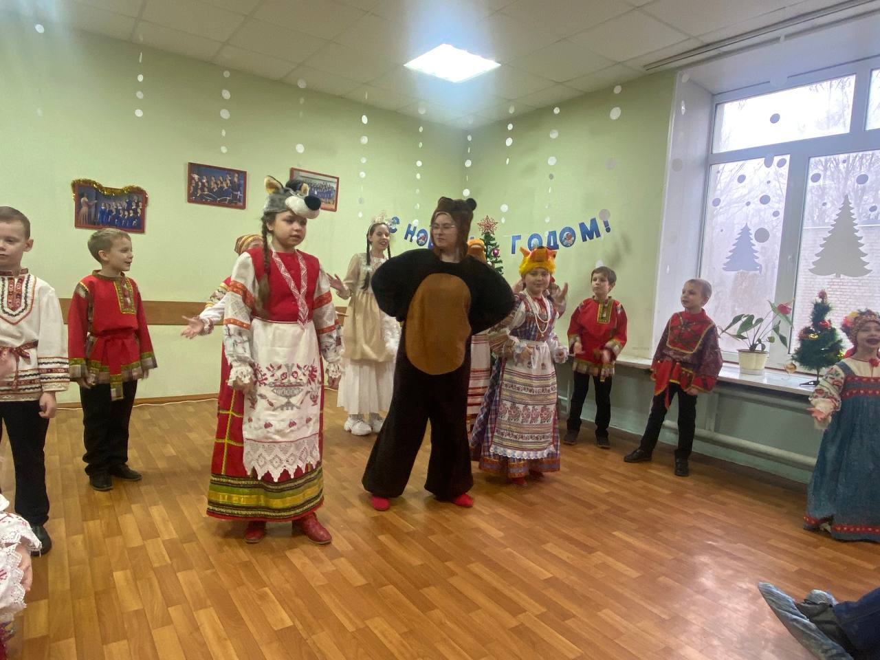 20 декабря состоялся праздничный театрализованный новогодний концерт детского фольклорного ансамбля «Лукошко» (рук 20 декабря состоялся праздничный театрализованный новогодний концерт детского фольклорного ансамбля «Лукошко» (рук