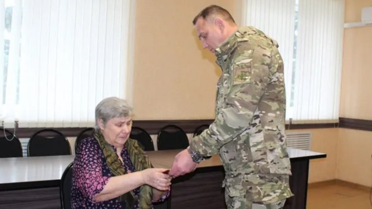 Матери погибшего участника СВО вручили награду в Суземском районе