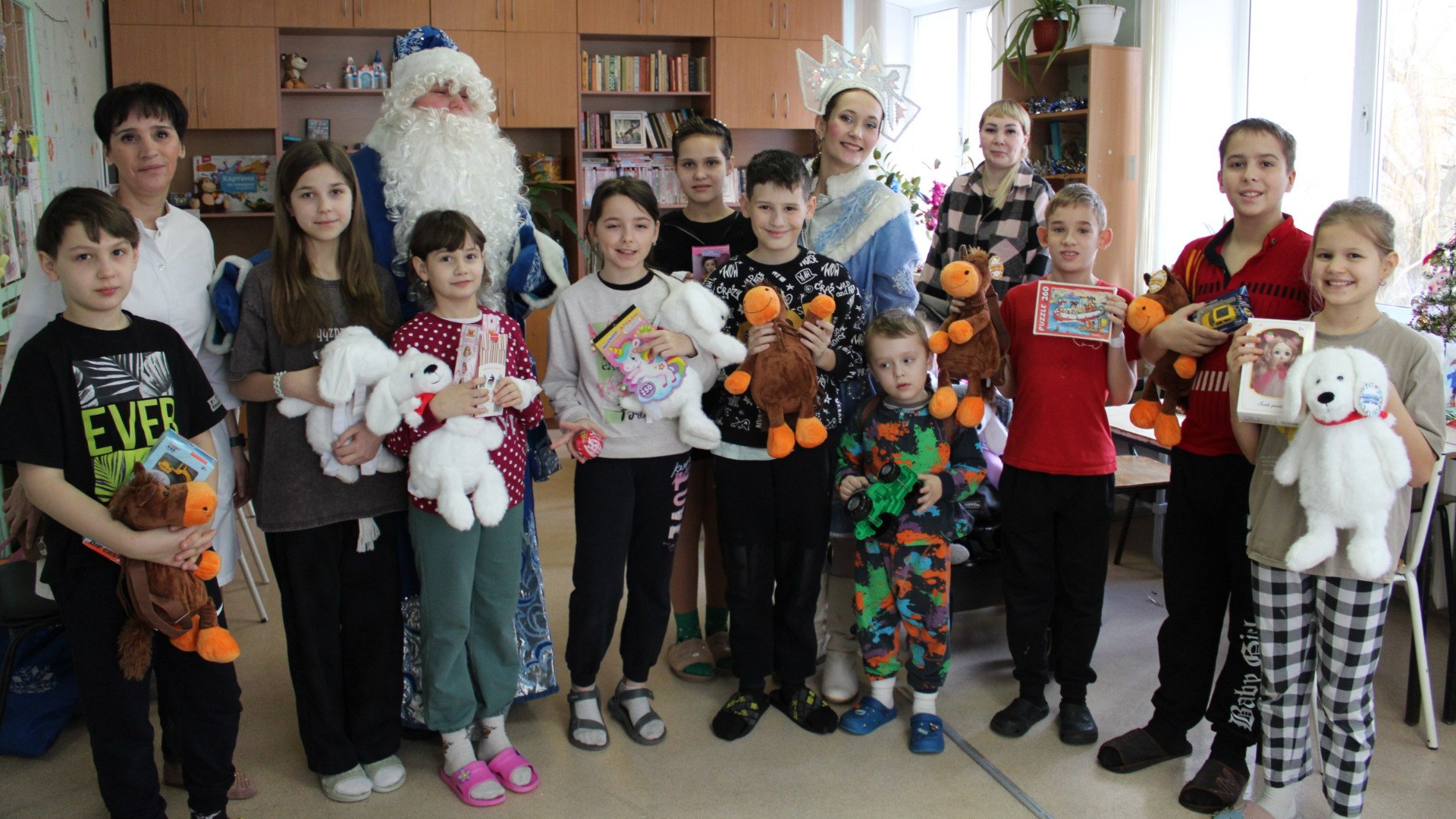 Волонтеры и фонды Брянщины подарили новогоднее чудо детям в больнице