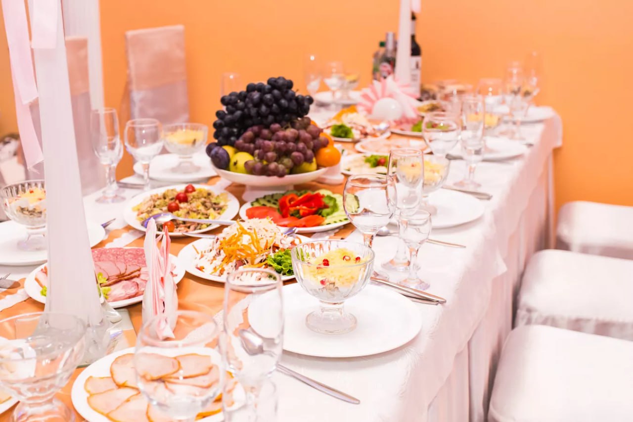 Свежие овощи и фрукты, а также овощные салаты и винегреты, заправленные растительным маслом, должны быть на столе в новогоднюю ночь, рассказала РИА Новости главный диетолог Москвы Антонина Стародубова