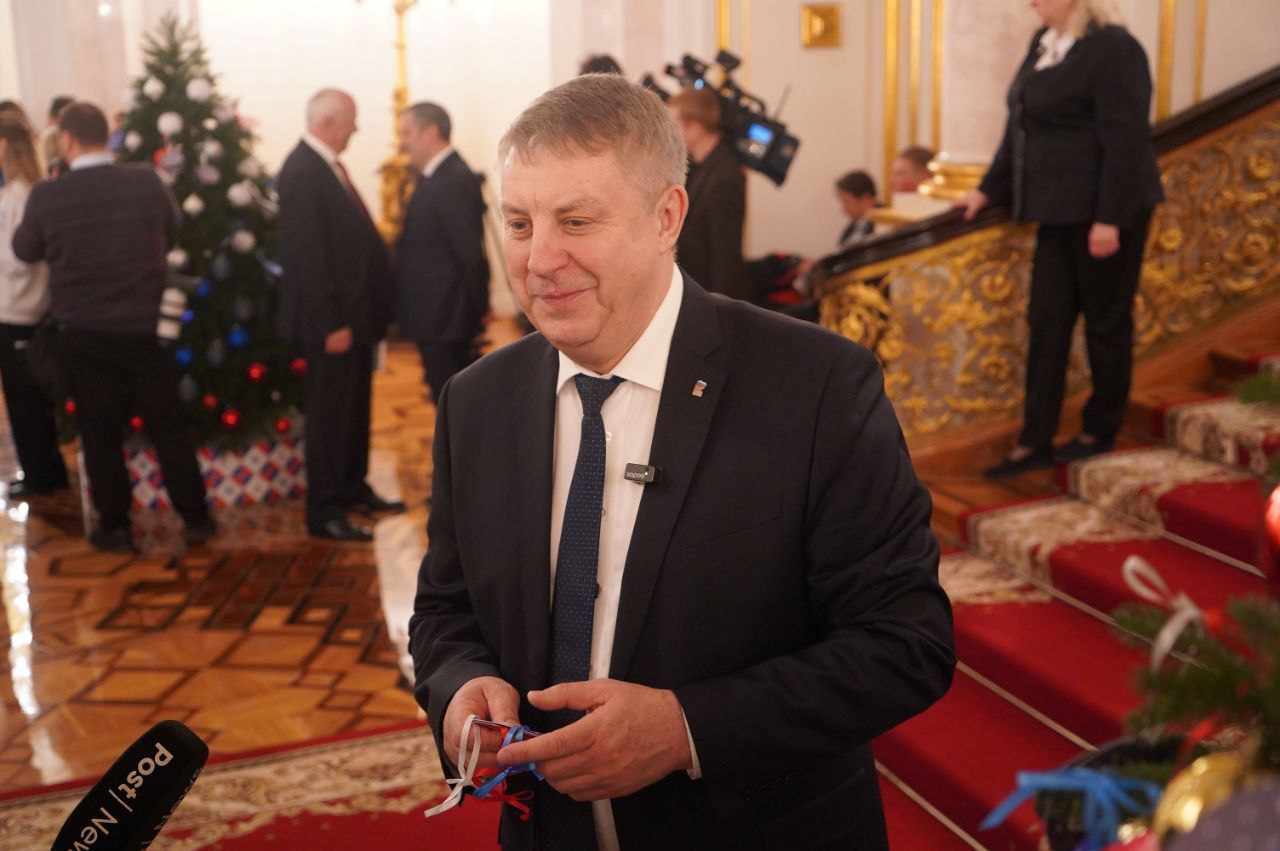 Перед заседанием Государственного Совета под председательством Президента России Владимира Путина губернатор Брянской области Александр Богомаз принял участие во Всероссийской благотворительной акции «Ёлка желаний»