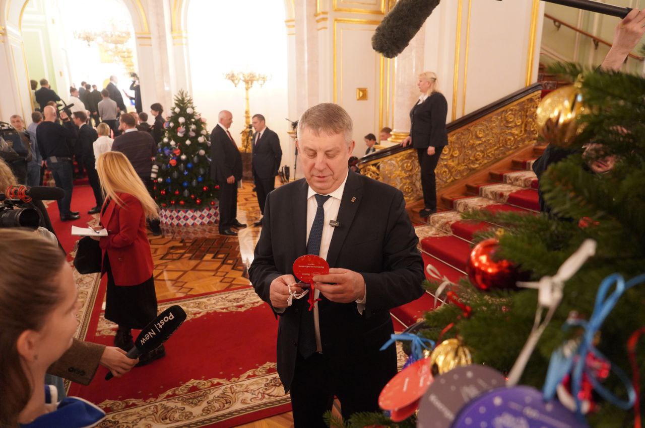 Перед заседанием Государственного Совета под председательством Президента России Владимира Путина губернатор Брянской области Александр Богомаз принял участие во Всероссийской благотворительной акции «Ёлка желаний» Перед заседанием Государственного Совета под председательством Президента России Владимира Путина губернатор Брянской области Александр Богомаз принял участие во Всероссийской благотворительной акции «Ёлка желаний»