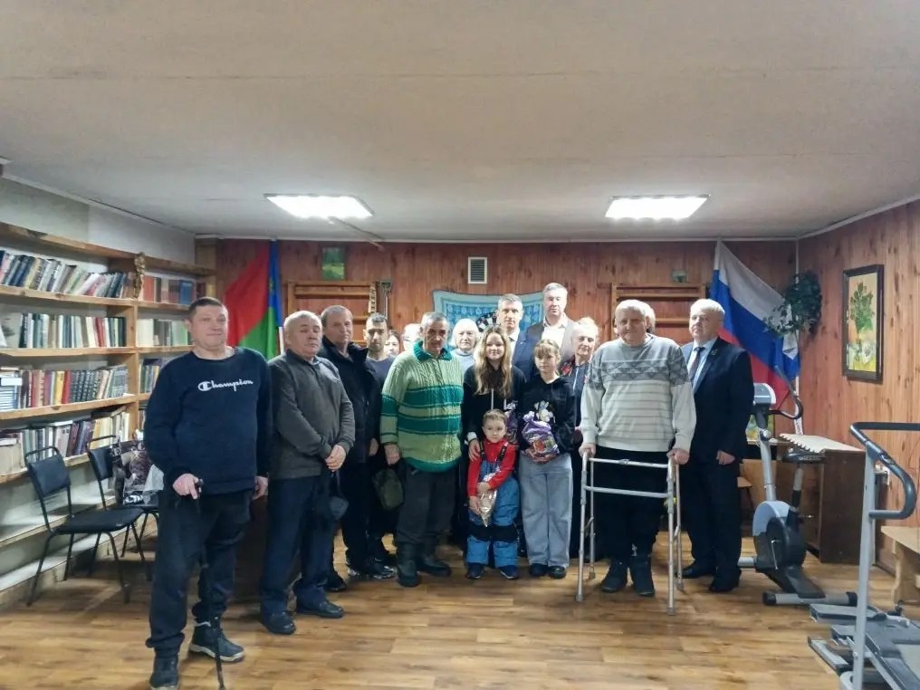 В преддверии новогодних праздников депутат Брянской областной Думы Федор Сушок и руководители города Олег Шкуратов и Сергей Евтеев посетили Клинцовскую общественную организацию «Всероссийского общества инвалидов» и Брянское... В преддверии новогодних праздников депутат Брянской областной Думы Федор Сушок и руководители города Олег Шкуратов и Сергей Евтеев посетили Клинцовскую общественную организацию «Всероссийского общества инвалидов» и Брянское...