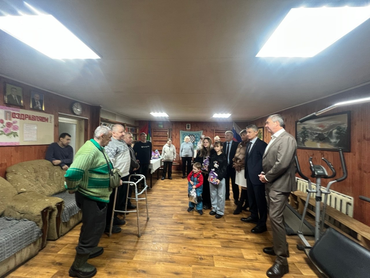 В преддверии новогодних праздников депутат Брянской областной Думы Федор Сушок и руководители города Олег Шкуратов и Сергей Евтеев посетили Клинцовскую общественную организацию «Всероссийского общества инвалидов» и Брянское... В преддверии новогодних праздников депутат Брянской областной Думы Федор Сушок и руководители города Олег Шкуратов и Сергей Евтеев посетили Клинцовскую общественную организацию «Всероссийского общества инвалидов» и Брянское...