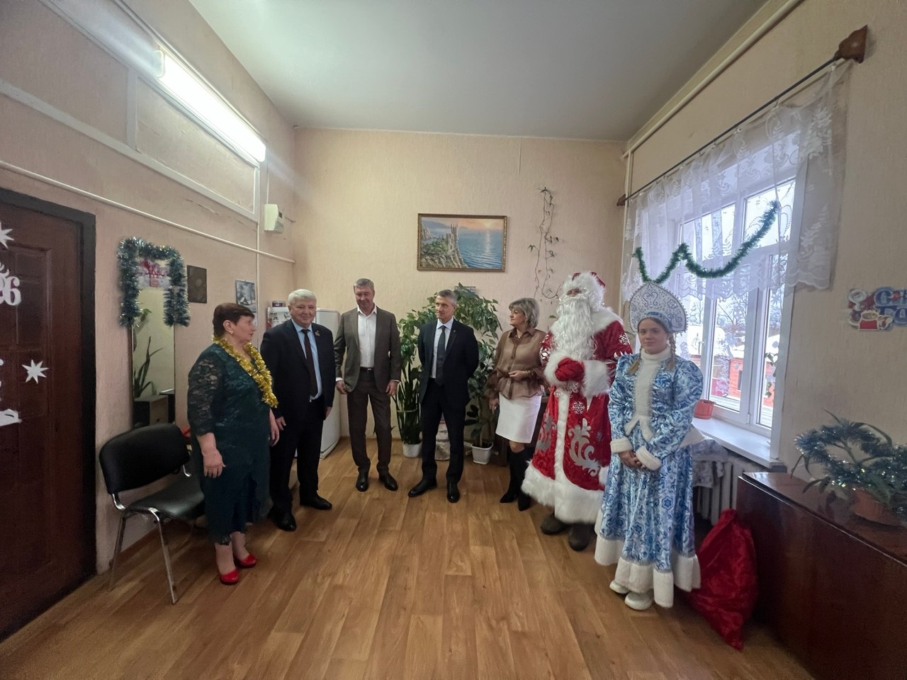 В преддверии новогодних праздников депутат Брянской областной Думы Федор Сушок и руководители города Олег Шкуратов и Сергей Евтеев посетили Клинцовскую общественную организацию «Всероссийского общества инвалидов» и Брянское...