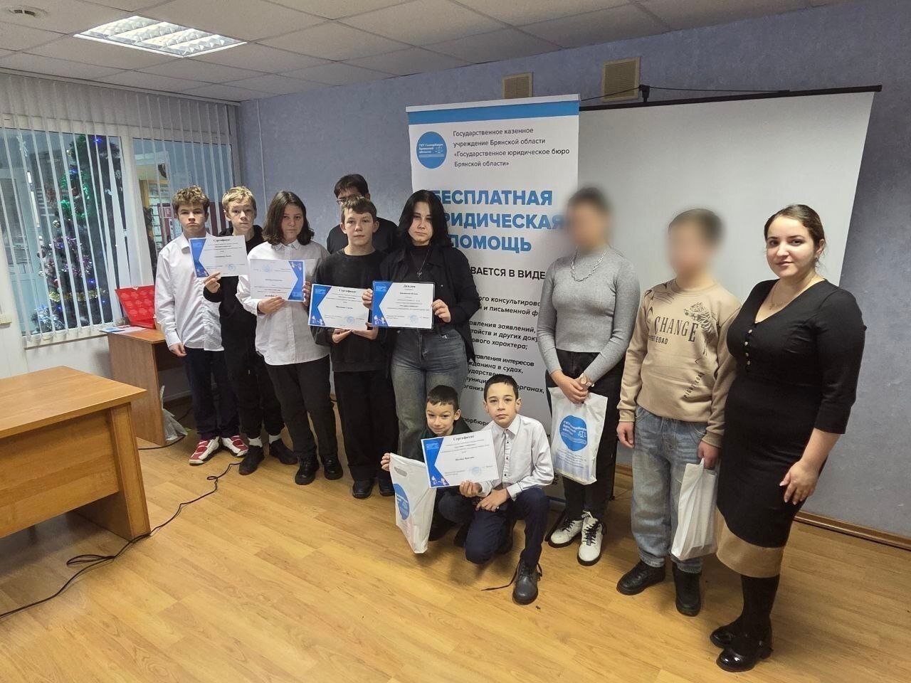 17 декабря 2025 года в ГКУ Госюрбюро Брянской области прошло торжественное награждение победителей детского творческого конкурса рисунков «Мои права в миниатюре»