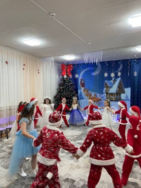 25 декабря 2025 г. в МБДОУ № 15 "Белочка" в подготовительной к школе группе прошёл новогодний утренник "Турагентство Бабы - Яги"
