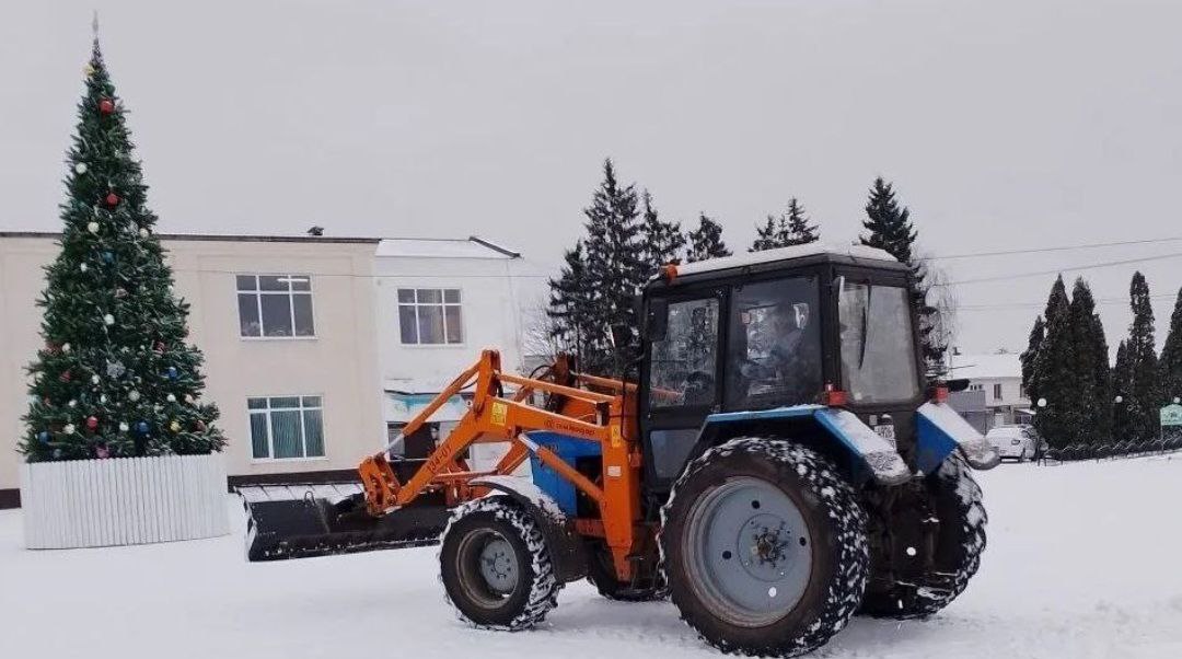 В Почепе дружно убирают снег с дорог, центральной площади и тротуаров