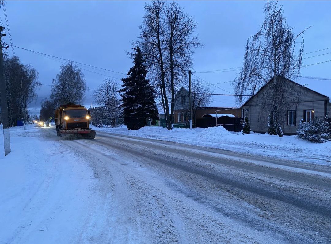 В Почепе дружно убирают снег с дорог, центральной площади и тротуаров В Почепе дружно убирают снег с дорог, центральной площади и тротуаров