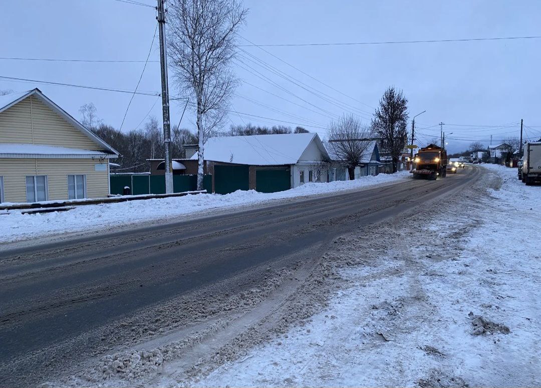 В Почепе дружно убирают снег с дорог, центральной площади и тротуаров В Почепе дружно убирают снег с дорог, центральной площади и тротуаров