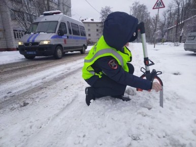 В Брянске сотрудники ГАИ проверили очистку дорог от снега