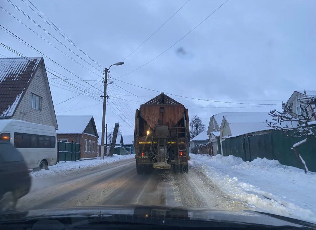 В Почепе дружно убирают снег с дорог, центральной площади и тротуаров В Почепе дружно убирают снег с дорог, центральной площади и тротуаров