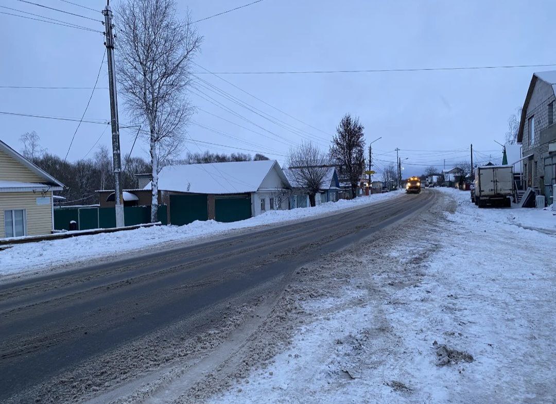 В Почепе дружно убирают снег с дорог, центральной площади и тротуаров В Почепе дружно убирают снег с дорог, центральной площади и тротуаров