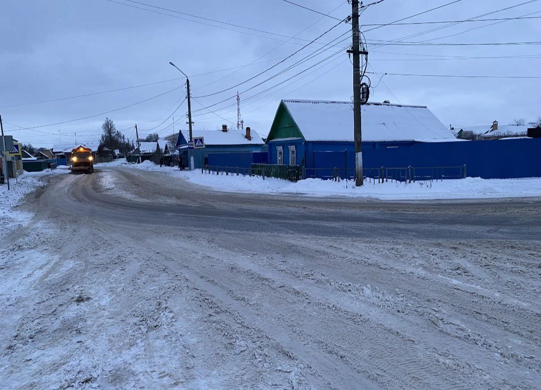 В Почепе дружно убирают снег с дорог, центральной площади и тротуаров В Почепе дружно убирают снег с дорог, центральной площади и тротуаров