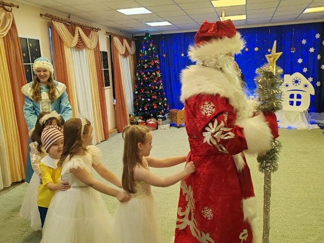 29 декабря в МБДОУ-детский сад №12 «Дюймовочка» у детей старшего дошкольного возраста прошел новогодний утренник «Проделки Лисы Алисы и Кота Базилио у новогодней елки» 29 декабря в МБДОУ-детский сад №12 «Дюймовочка» у детей старшего дошкольного возраста прошел новогодний утренник «Проделки Лисы Алисы и Кота Базилио у новогодней елки»