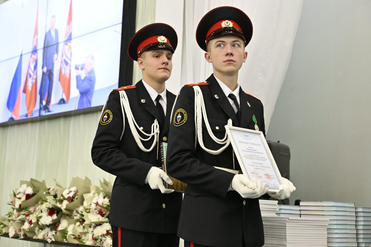 Александр Богомаз: Вручили нашей талантливой молодежи именные стипендии Правительства Брянской области и Брянской областной Думы, а также стипендии имени Петра Лукича Проскурина Александр Богомаз: Вручили нашей талантливой молодежи именные стипендии Правительства Брянской области и Брянской областной Думы, а также стипендии имени Петра Лукича Проскурина