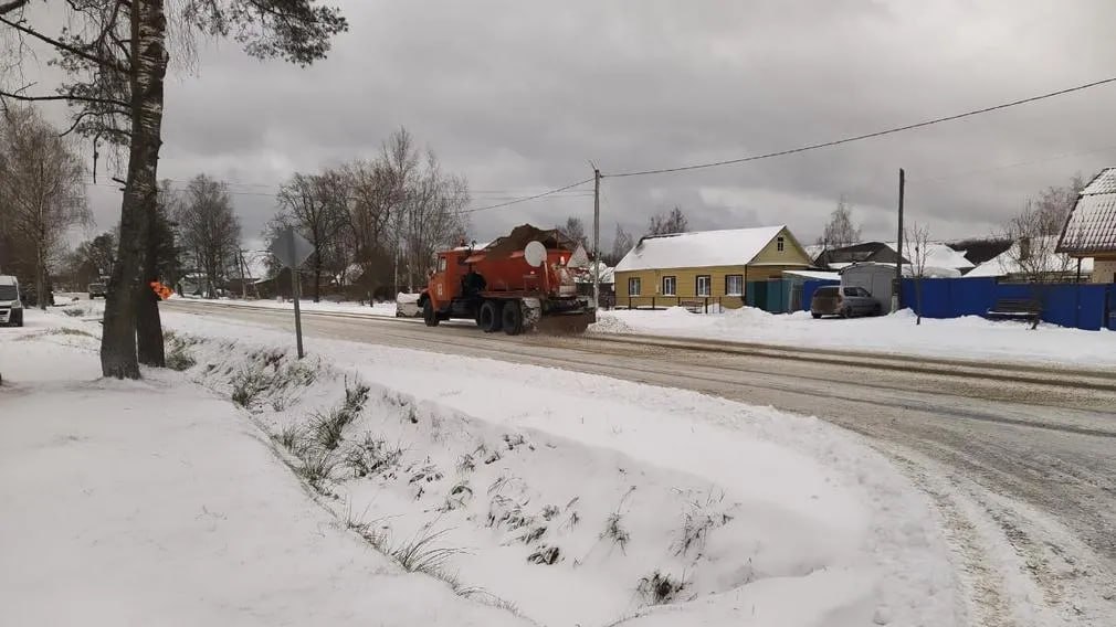 На территории Брянской области продолжаются работы по очистке от снега автомобильных дорог